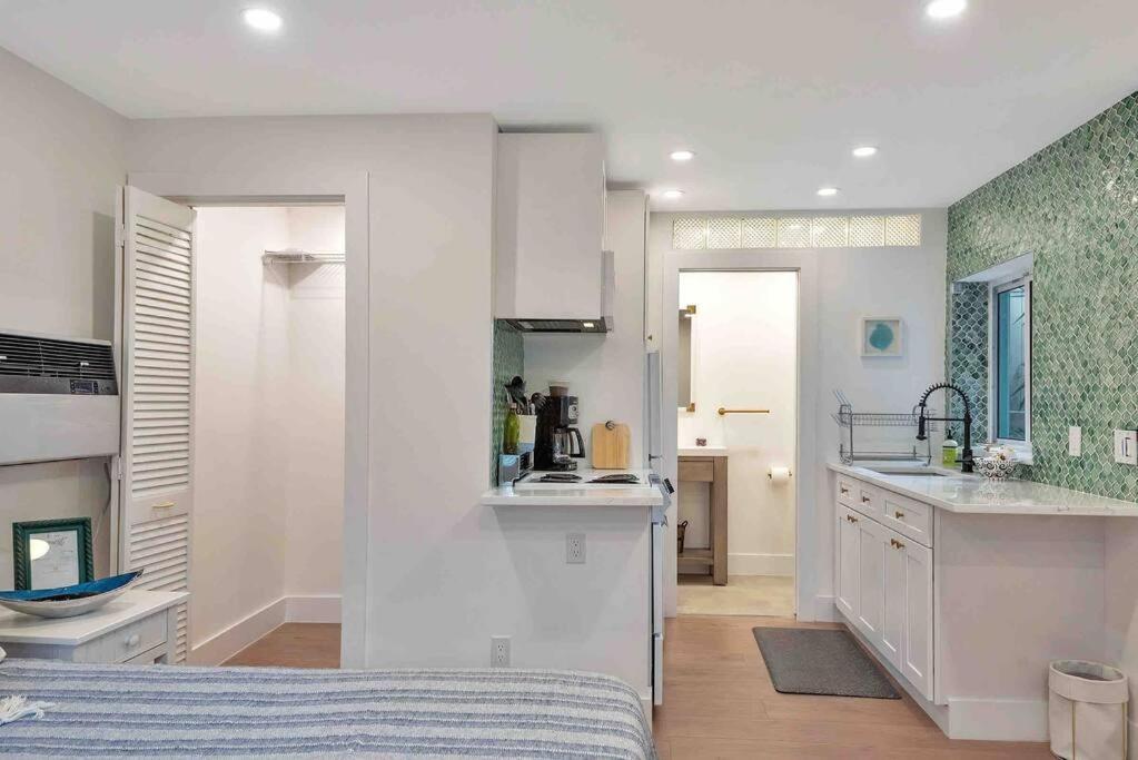 Charming Studio W Pool One Mile To Beach Pets Welcome Lake Worth Beach Zewnętrze zdjęcie