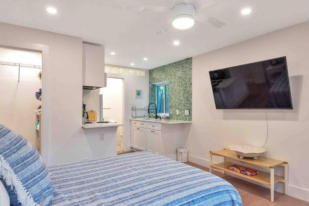 Charming Studio W Pool One Mile To Beach Pets Welcome Lake Worth Beach Zewnętrze zdjęcie